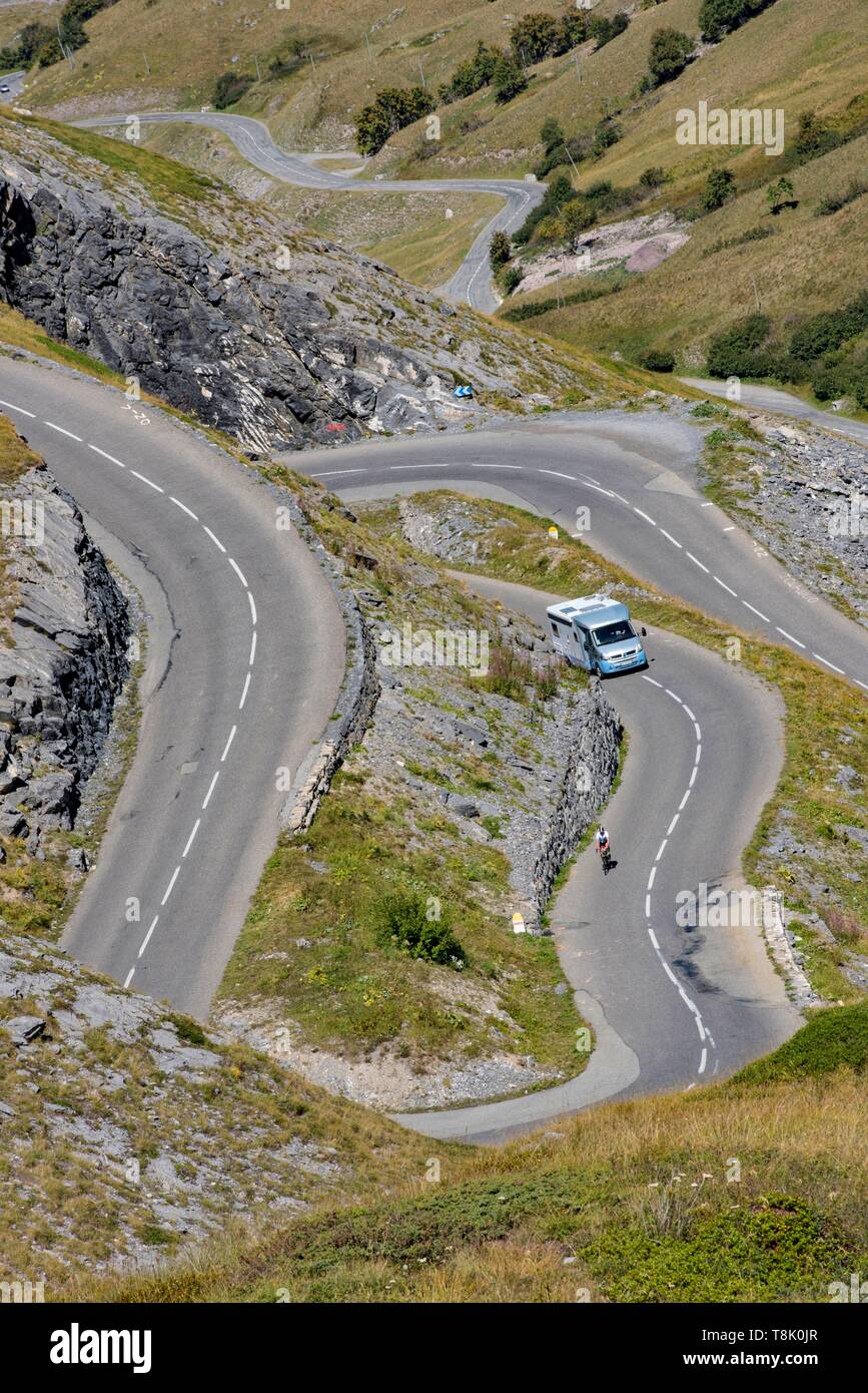 Frankreich, Savoie, Valloire, Massif des Cerces, Radfahren Himmelfahrt des Col du Galibier, einer der Routen des größten Fahrrad Domain in der Welt, eine kurvenreiche Straße mit schönen Kurven, die Schnürsenkel über Plan Lachat; Radfahrer Seite Camper Stockfoto