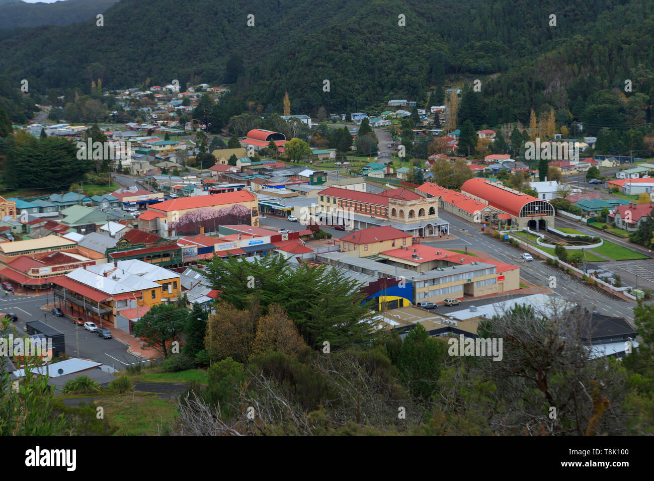 Queenstown ist eine Stadt im Westen von Tasmanien. Die Stadt ist hier von Spion Kop Suche gesehen. Stockfoto