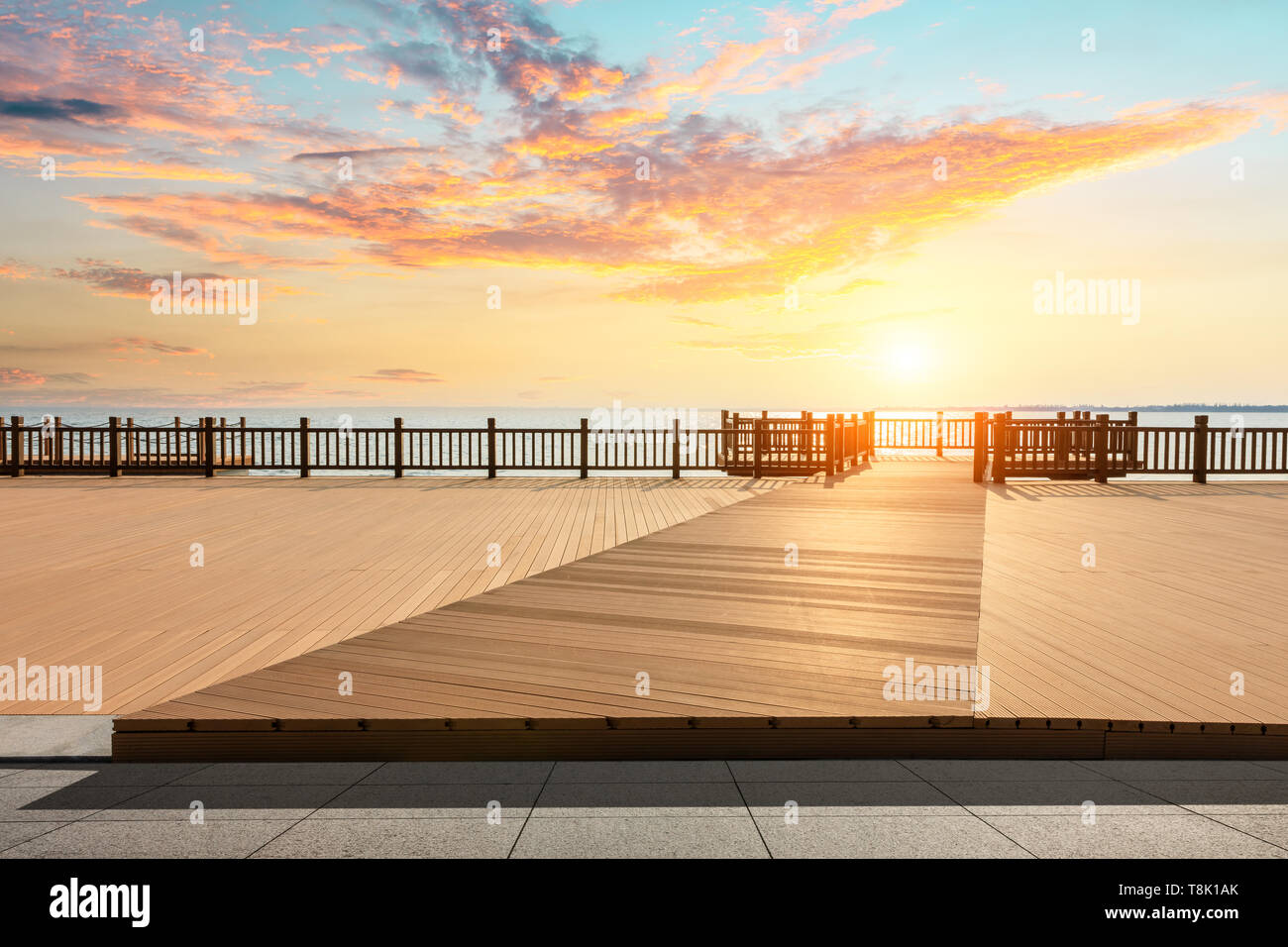 Lakeside Holzboden Plattform und Himmel Wolken bei Sonnenuntergang Stockfoto