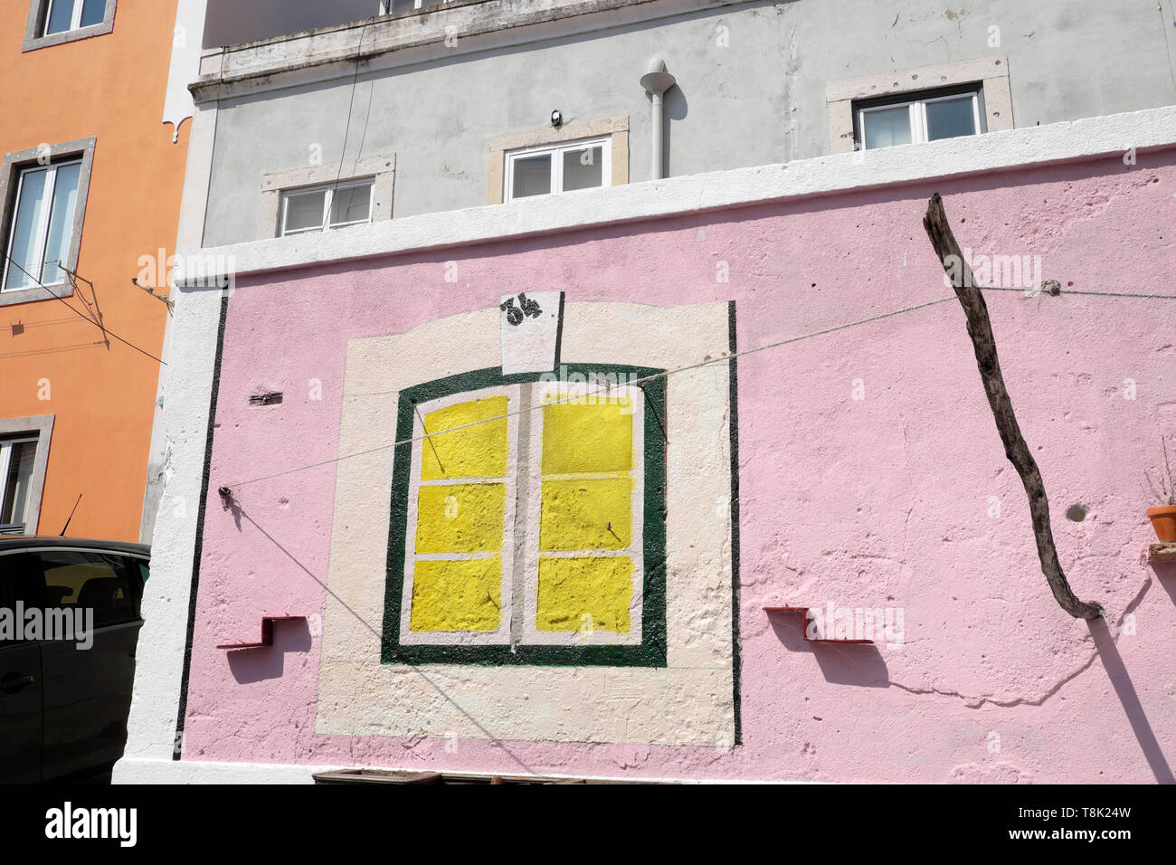 Gelbe trompe-l'oeil-Fenster Kunstwerke an aussenwand von einem rosa Haus im Wohngebiet Viertel Belem in Lissabon Portugal Europa KATHY DEWITT Stockfoto