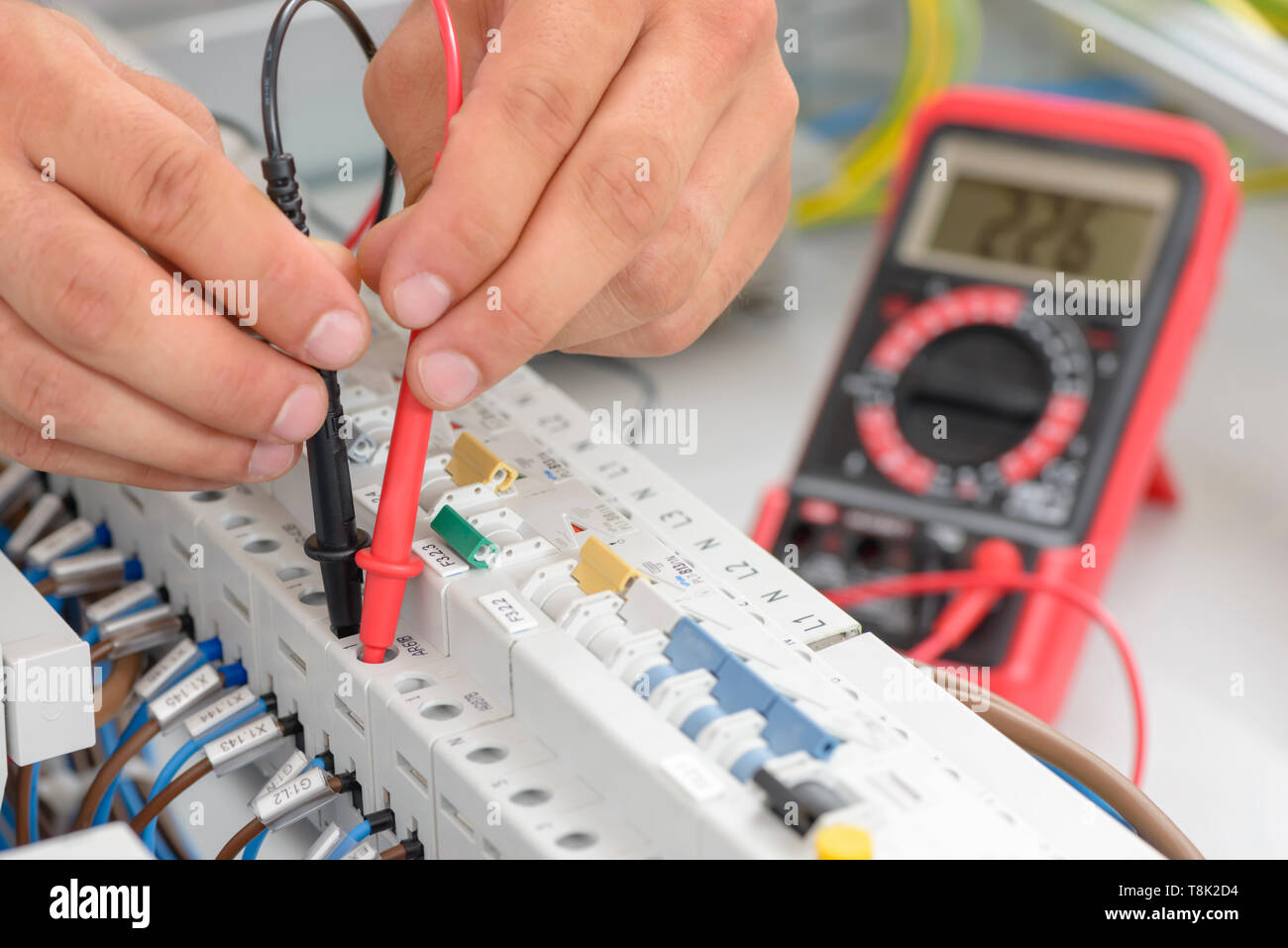 Elektriker Prüfung einer elektrischen Smart Panel Sicherungskasten, mit einem Multimeter tester Stockfoto