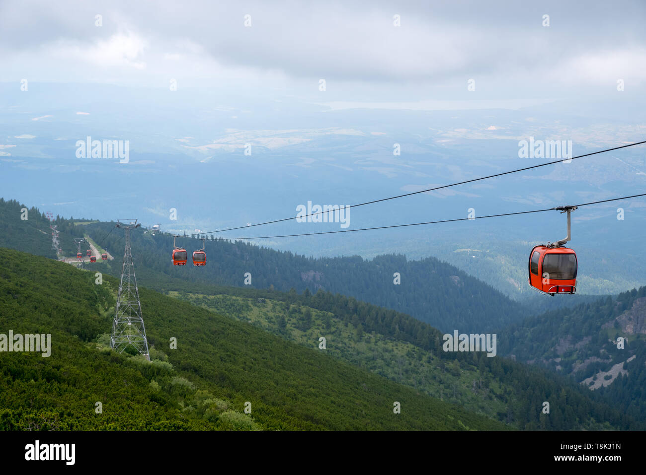 Gondelbahn auf den Berg. Stockfoto