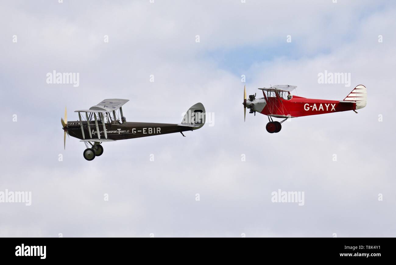 1924 De Havilland DH.51 'MISS KENIA' fliegen in Formation mit einem 1929 südliche Martlet an der Jahreszeit Premiere auf shuttleworth am 5. Mai 2019 Stockfoto