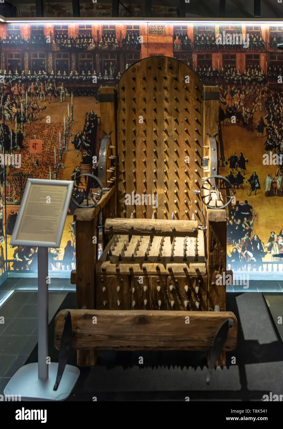 Eines der grausamen Folter Museum Exponate in Brügge, "Oude Steen"-Stuhl von Folter. Diese schreckliche Gerät des Mittelalters wird mit Spikes abgedeckt Stockfoto