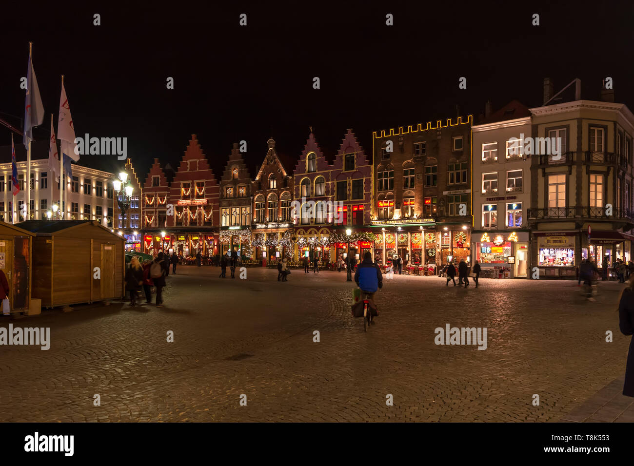 Menschen auf dem großen Marktplatz (Markt) im Zentrum von Brügge, Nacht. Mittelalterliche Häuser sind mit Weihnachtsbeleuchtung, wintermärchen eingerichtet Stockfoto