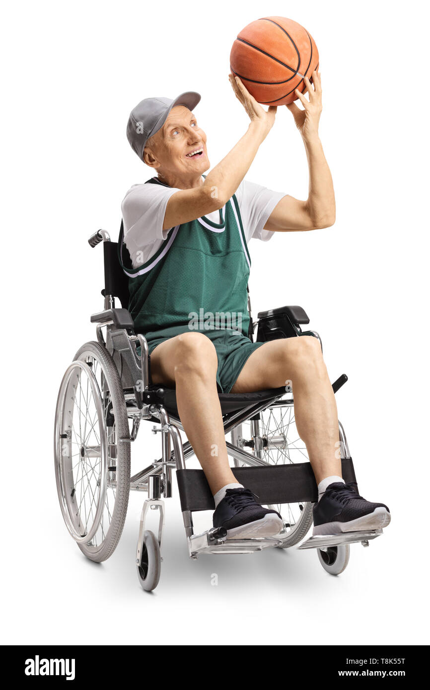 Ältere behinderte Menschen im Rollstuhl schießen ein Basketball solated auf weißem Hintergrund Stockfoto