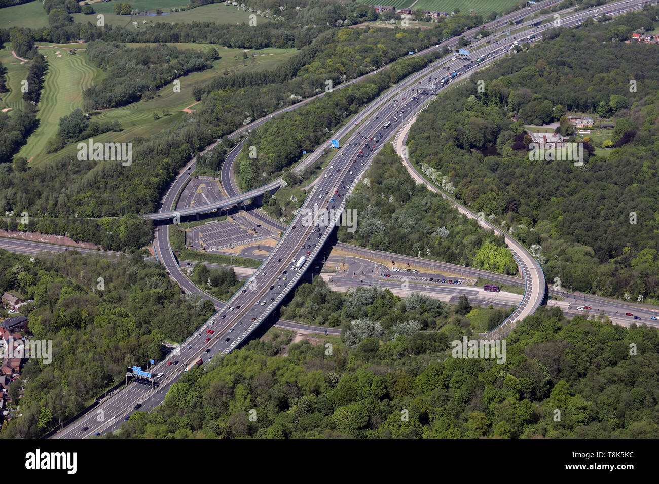 Luftaufnahme des A580 Wardley Park & Ride an der Kreuzung 14 der Autobahn M60, wo es die A580 Straße bei Wardley in der Nähe von Swinton, Manchester erfüllt. Stockfoto