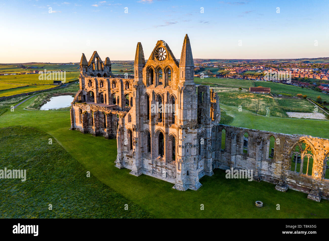 Whitby Abbey im Mai Dawn, North Yorkshire, England, Großbritannien Stockfoto