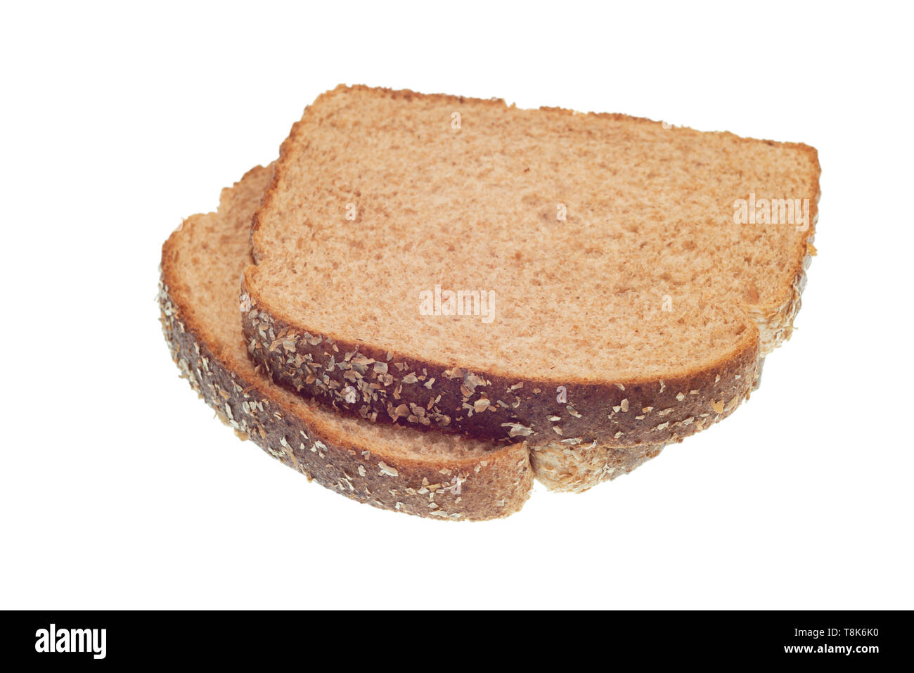 Horizontale Schuß von zwei gestapelten Scheiben Vollkornbrot isoliert auf Weiss. Leicht nach unten in Richtung suchen. Stockfoto