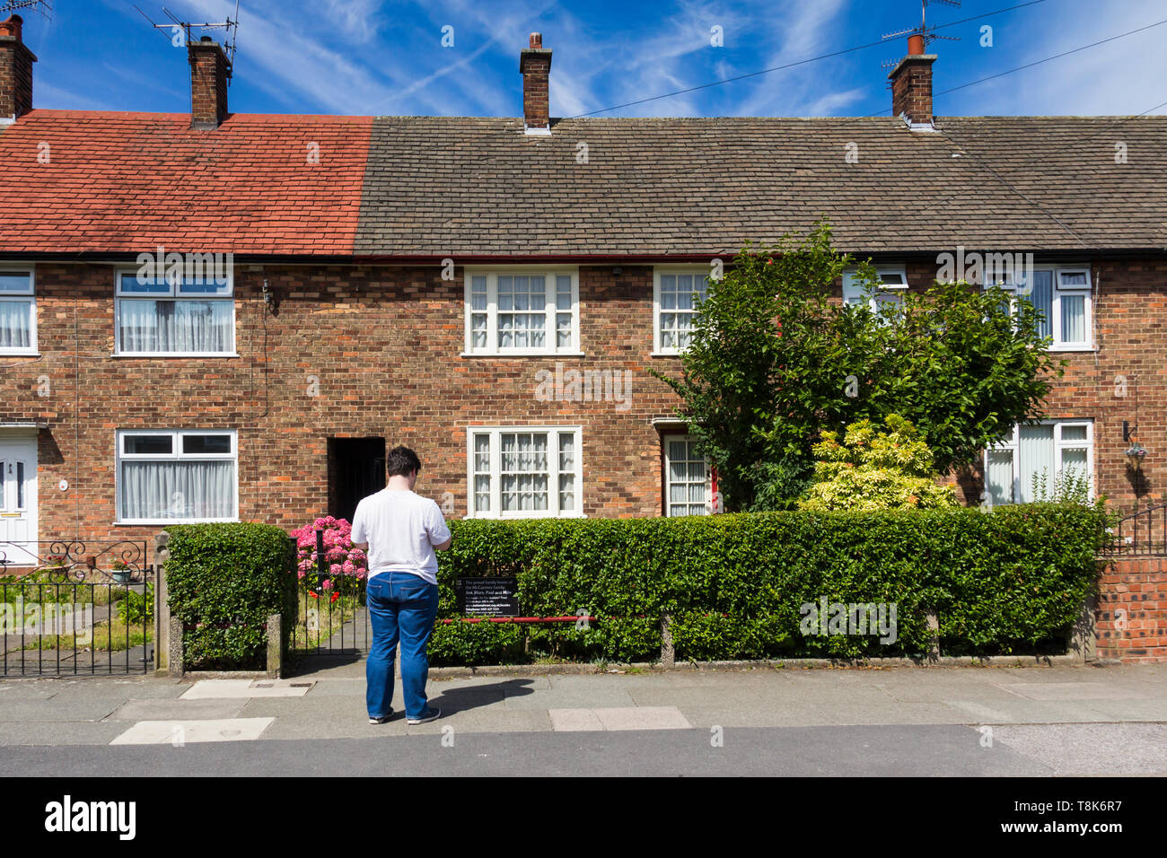 Junger Mann außerhalb des National Trust verwaltet ehemalige Haus des ehemaligen Beatles, Paul McCartney, an Forthlin Road, Liverpool. Stockfoto