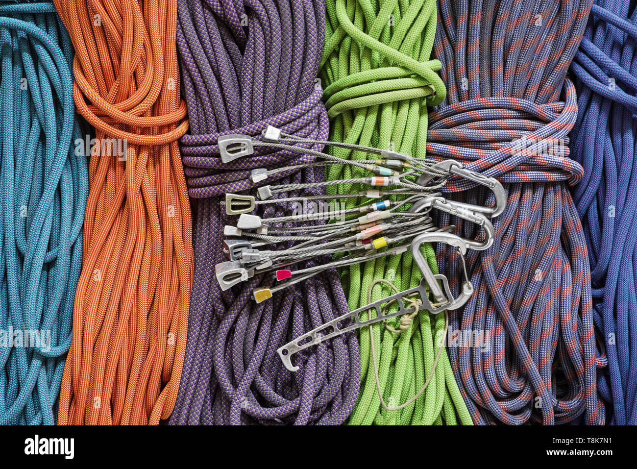 Traditionelle klettern Schutz mit Stopfen und Muttern Werkzeug und Karabiner über einen Hintergrund der Kletterseile Stockfoto