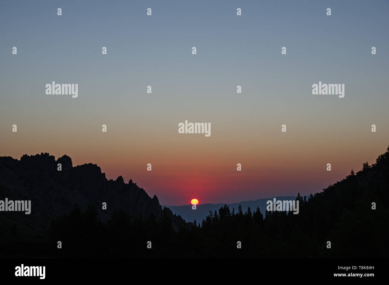 Sonnenaufgang über den Inyo Mountains aus Zwiebel Tal in den Sierra Nevada Bergen in Kalifornien Stockfoto
