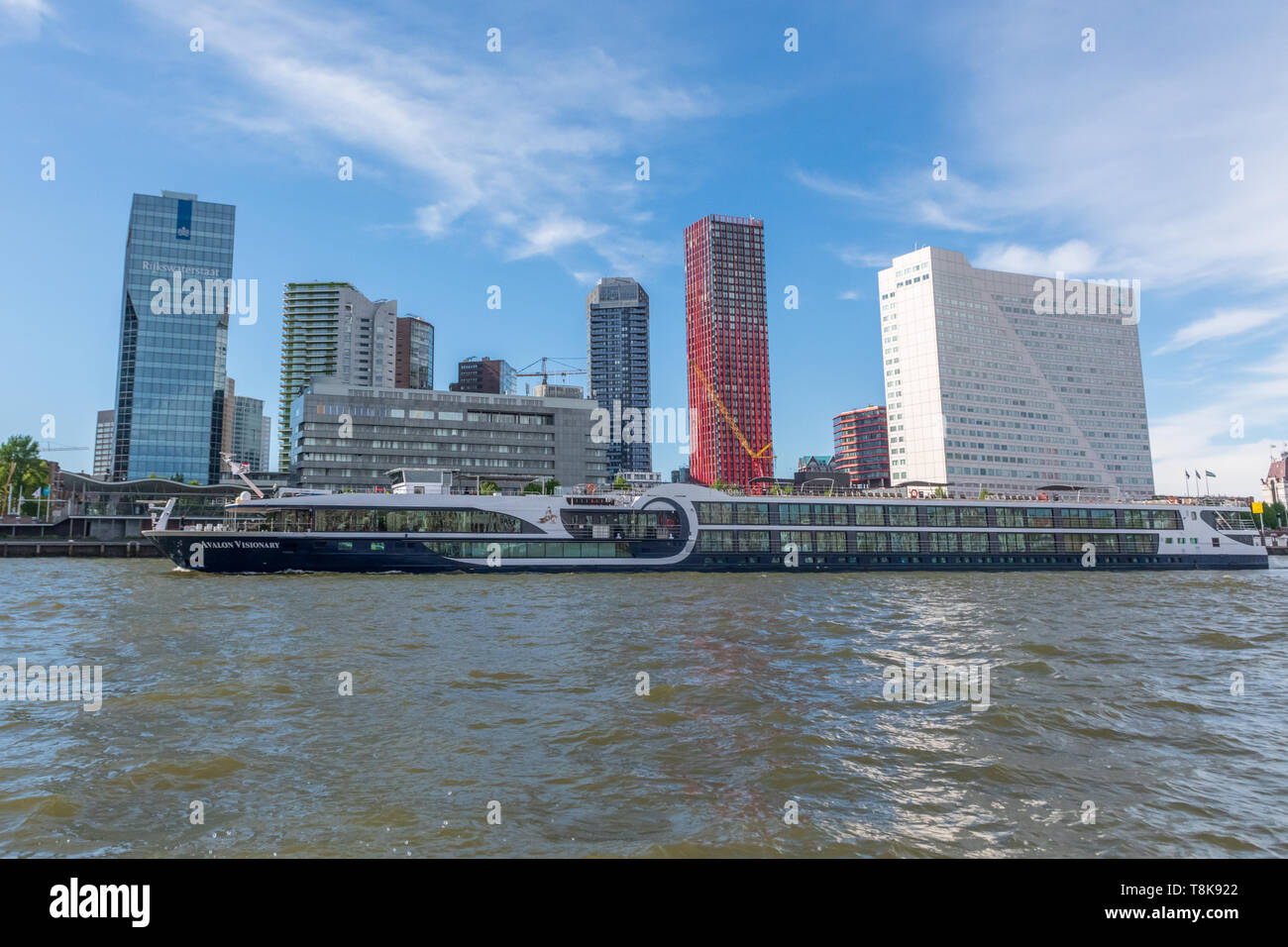 Skyline von Rotterdam und Neue Maas - Schiffsverkehr auf dem Fluss Nieuwe Maas und Hafen Rotterdam - Niederlande - Niederländische Wirtschaft - Niederländische Handelskammer Stockfoto