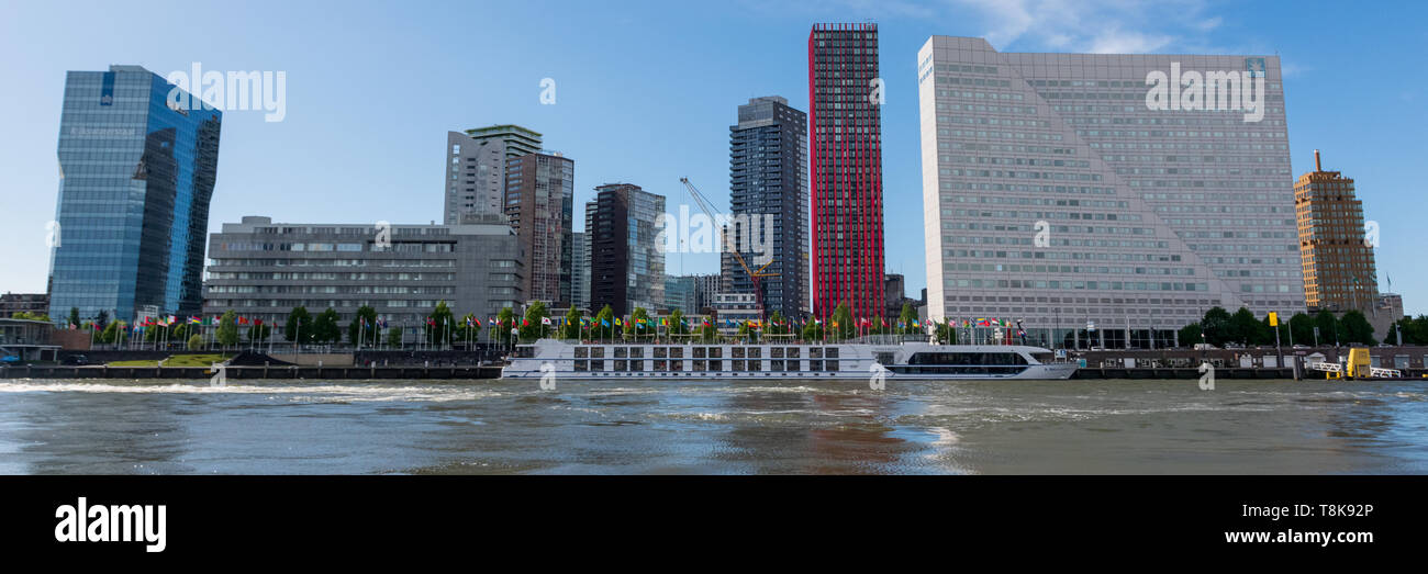 Skyline von Rotterdam und Neue Maas - Schiffsverkehr auf dem Fluss Nieuwe Maas und Hafen Rotterdam - Niederlande - Niederländische Wirtschaft - Niederländische Handelskammer Stockfoto