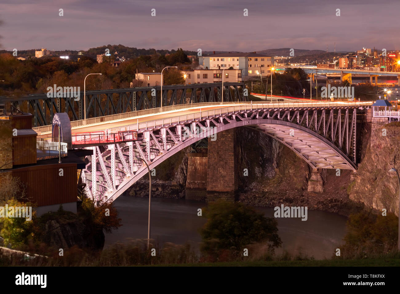 Die Rückfahrscheinwerfer fällt Stahl Bogen Brücke überspannt den St John River in Saint John, New Brunswick, Kanada. Stockfoto