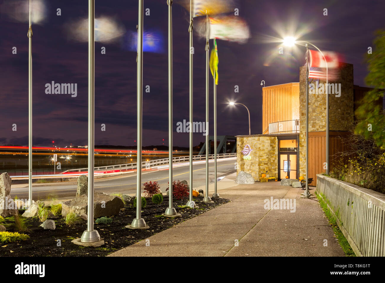 Der Haupteingang zum Reversieren fällt Restaurant in der Nacht in Saint John, New Brunswick, Kanada. Stockfoto