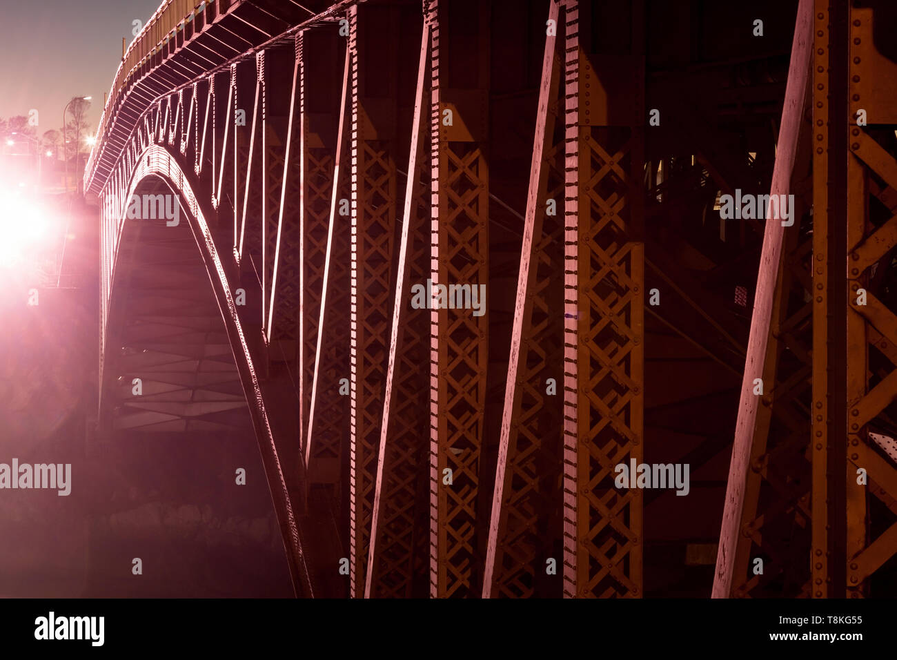 Die Rückfahrscheinwerfer fällt Stahl arch bridge bei nacht in Saint John, New Brunswick, Kanada. Stockfoto