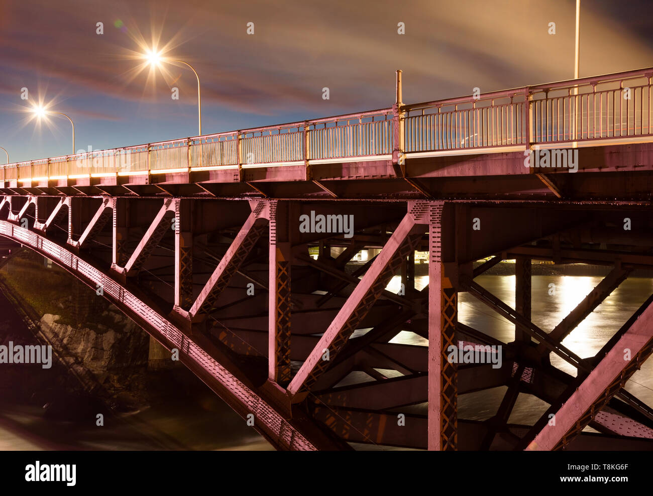 Die Rückfahrscheinwerfer fällt Stahl arch bridge bei nacht in Saint John, New Brunswick, Kanada. Stockfoto