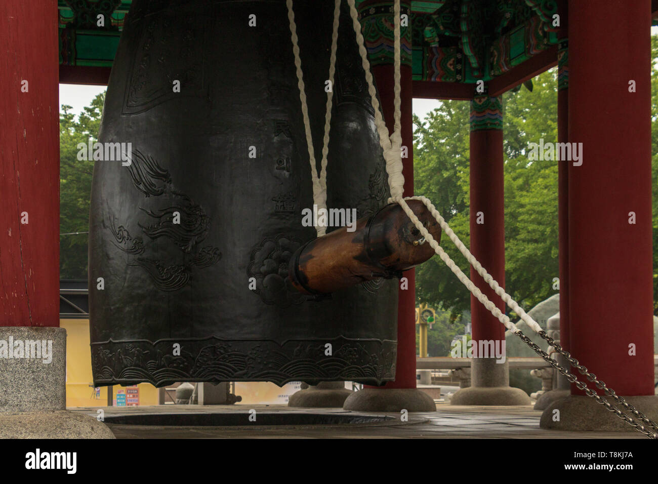 Detailansicht auf einem traditionellen koreanischen cloche, Glocke, mit der Ausrüstung in der Bell Pavillon in der Yongdusan Park. Busan, Südkorea, Asien. Stockfoto