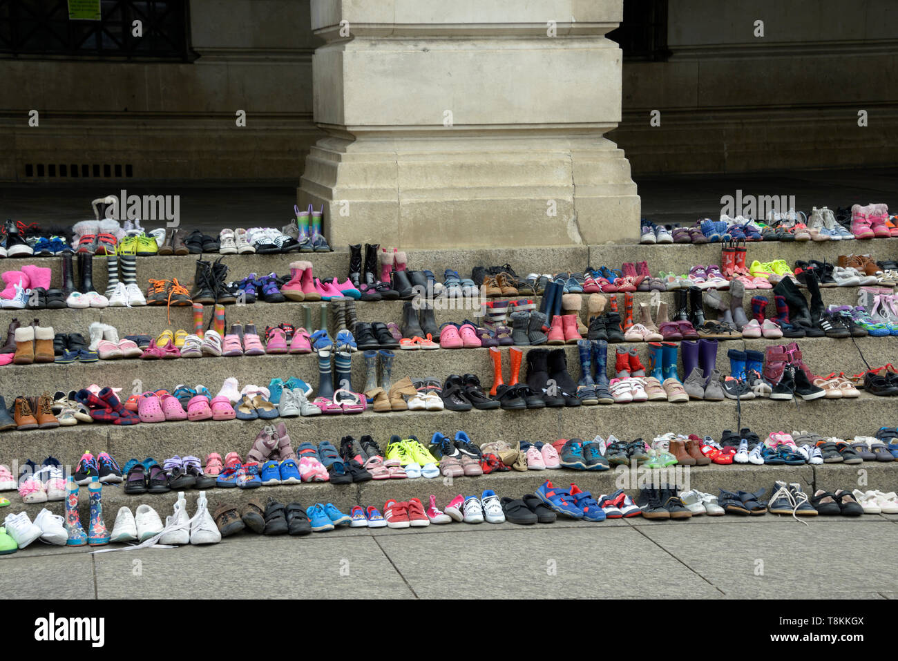 Kinder Schuhe auf Schritte der Rat Haus, für die Förderung der Promotion. Nottingham. Stockfoto