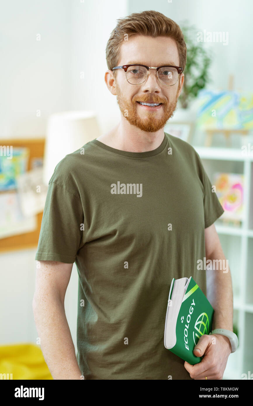 Aufmerksame Ingwer Mann in klare Brille grün t-shirt Stockfoto