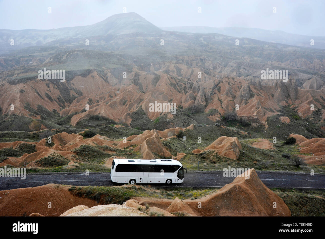 Straße durch ungewöhnliche Landschaft von Kappadokien, Türkei Stockfoto