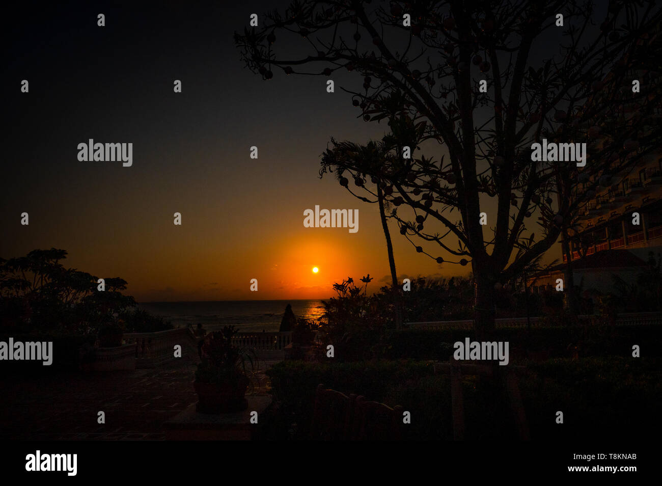 Sonnenuntergang über dem Strand auf der Insel Okinawa Stockfoto