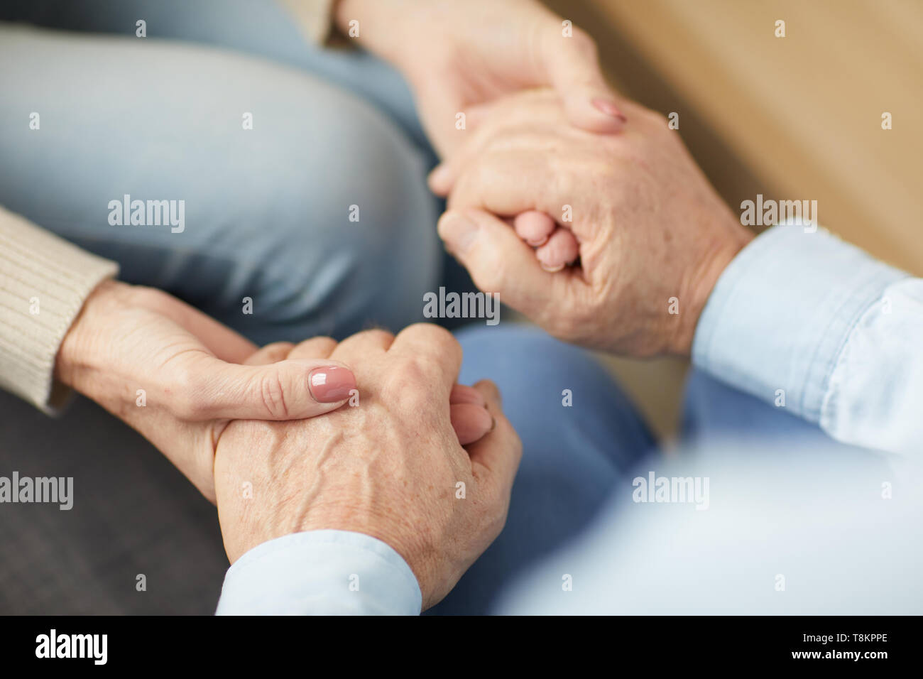 Pflege älterer Paare halten sich an den Händen Stockfoto
