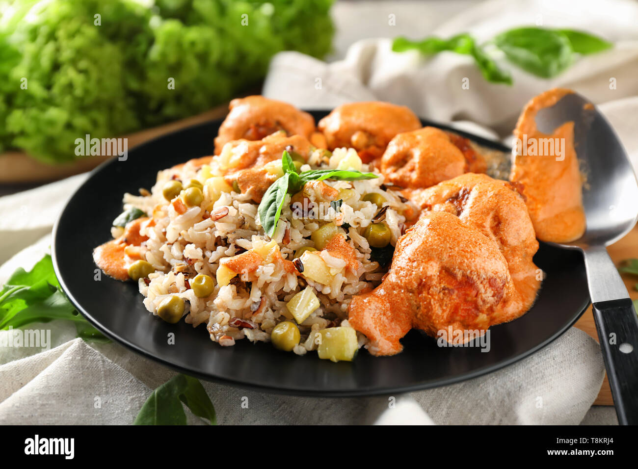 Mit gekochtem Reis, Gemüse und Frikadellen auf der Tischplatte Stockfoto