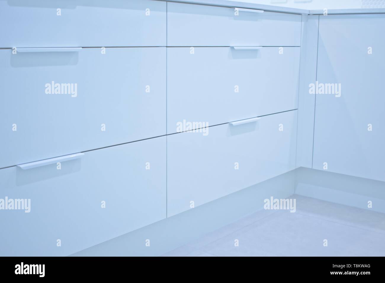 Nahaufnahme des geschlossenen Schubladen in eine moderne Küche. Stockfoto