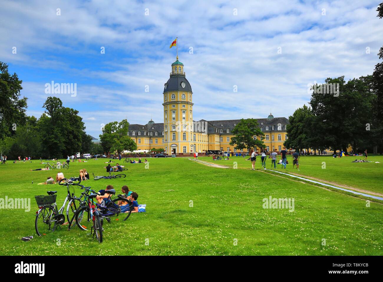 Deutschland, Baden-Württemberg, Karlsruhe, Schloss Karlsruhe vom SchlossGarten gesehen Stockfoto