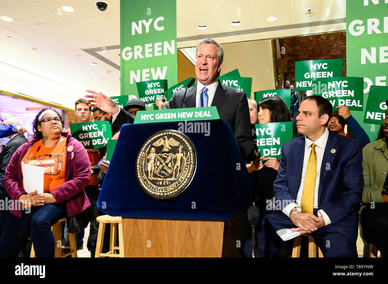 Bürgermeister von New York, Bill De Blasio (D) beobachtet, als er während des Grünen New Deal Kundgebung an der öffentlichen Plaza im Trump Tower in New York City, New York statt. Stockfoto