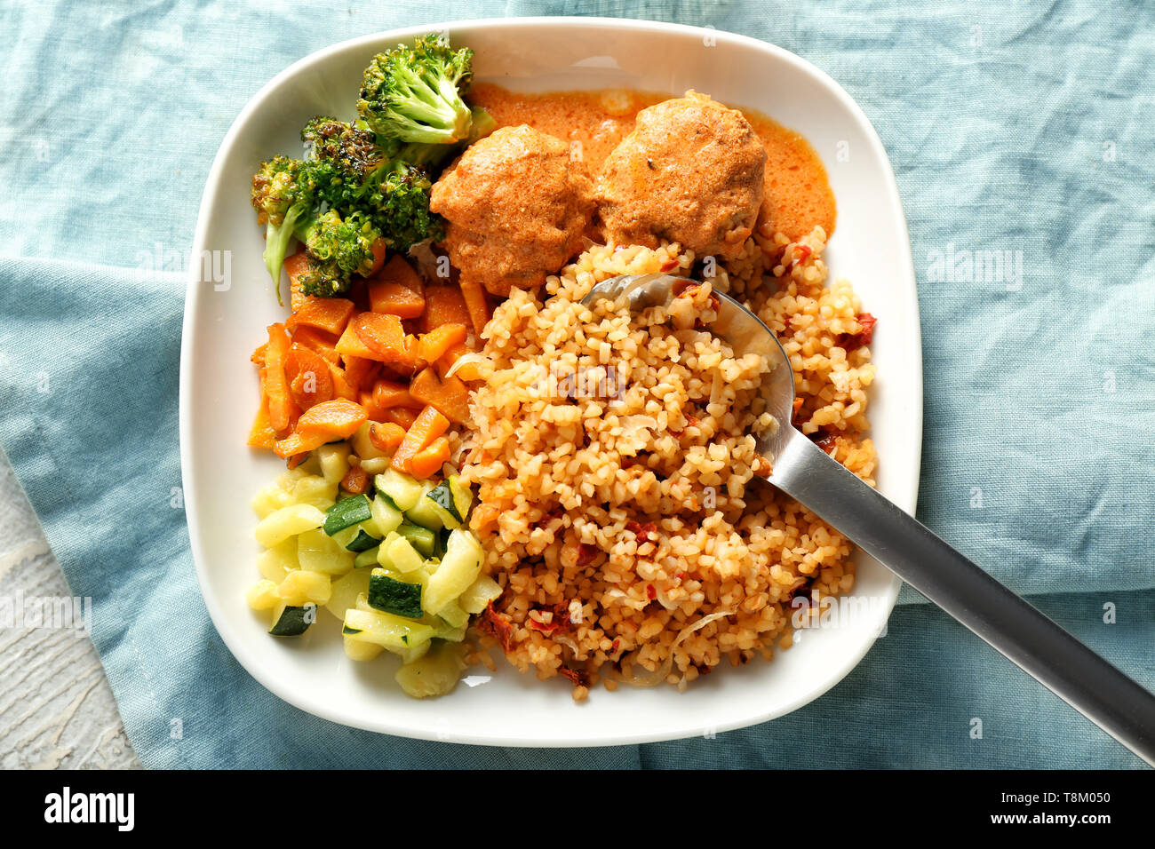 Lecker gekochten Reis mit Frikadellen und Gemüse auf dem Teller Stockfoto