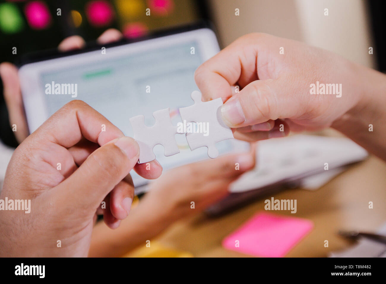 Die Unternehmer halten Puzzle, Business Lösungen für erfolgreiche Teamarbeit, Teambuilding Einheit Begriff Stockfoto