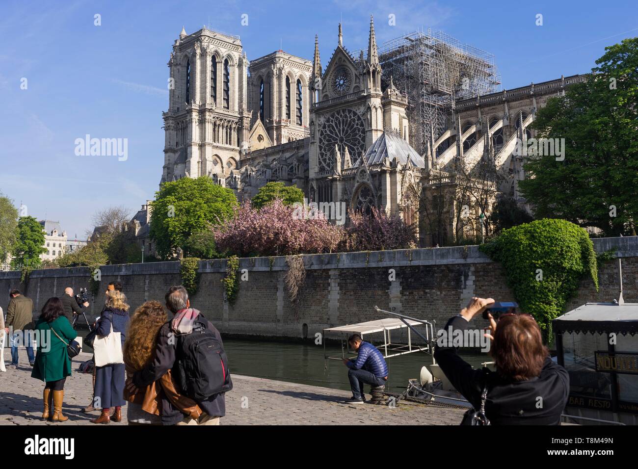 Frankreich, Paris, Notre Dame de Paris Kathedrale, zwei Tage nach dem Brand, 17. April 2019, Passanten in der Kathedrale von der Kai von Montebello Stockfoto