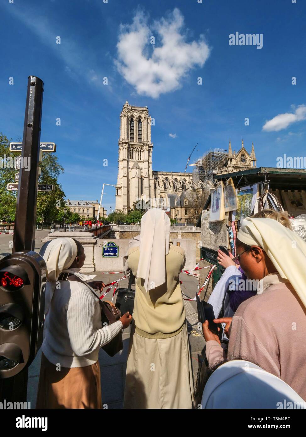 Frankreich, Paris (75), Weltkulturerbe der UNESCO, die Kathedrale Notre Dame, April 17, 2019, 2 Tage nach dem verheerenden Feuer, das den gesamten Frame verwüstet, ein dichtes Gedränge kam der Schaden durch das Feuer der 15. April 2019 zu beachten Stockfoto