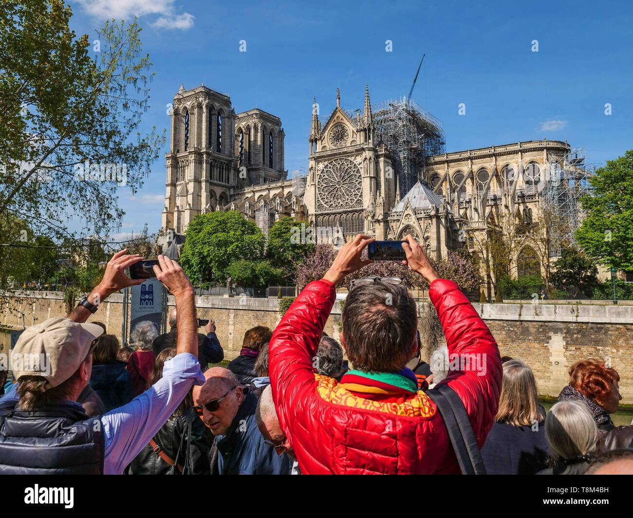 Frankreich, Paris (75), Weltkulturerbe der UNESCO, die Kathedrale Notre Dame, April 17, 2019, 2 Tage nach dem verheerenden Feuer, das den gesamten Frame verwüstet, ein dichtes Gedränge kam der Schaden durch das Feuer der 15. April 2019 zu beachten Stockfoto