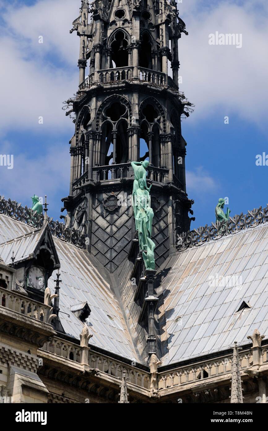 Frankreich, Paris, Bereich als Weltkulturerbe von der UNESCO, der Ile de la Cité, Notre-Dame de Paris Kathedrale, Statuen der Apostel und der Adler, Symbol der heilige Johannes der Evangelist auf den Pfeil aufgelistet Stockfoto
