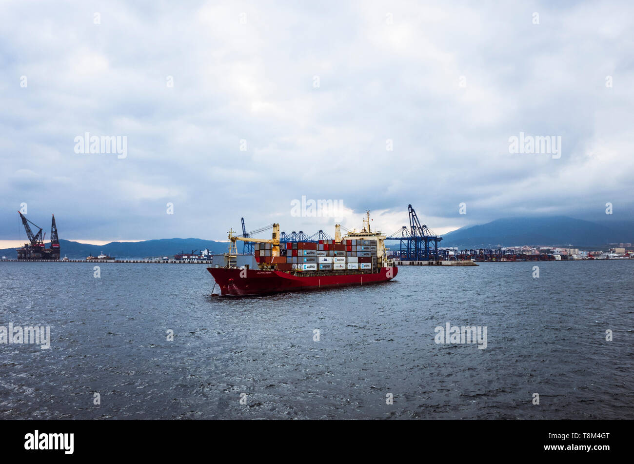 Algeciras, Provinz Cadiz, Andalusien, Spanien: ein Schiff in den Hafen von Algeciras, der zweite Anschluss von Spanien mit fast 100 Millionen Tonnen im Jahr 2015 Stockfoto