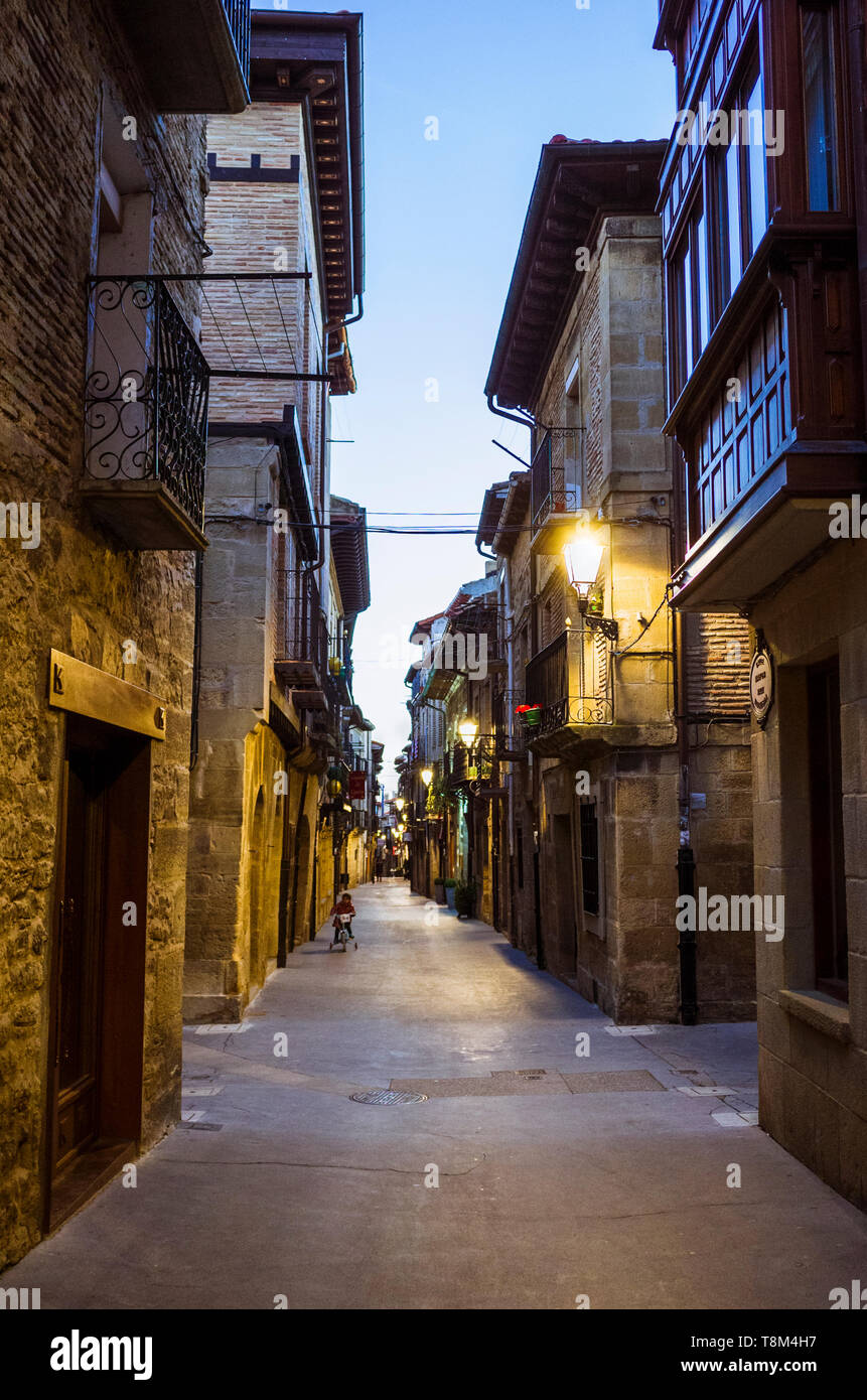 Laguardia, Provinz Álava, Baskenland, Spanien: Gasse schmalen erleuchteten in der Dämmerung in der historischen Stadt Laguardia in der Rioja Alavesa. Zufällige Stockfoto