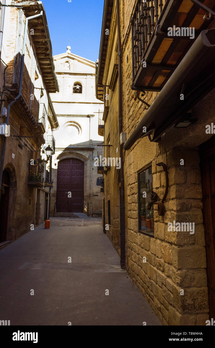 Laguardia, Provinz Álava, Baskenland, Spanien: schmale Gasse und die Kirche von Santa María de los Reyes in der historischen Stadt Laguardia in der Rioja Stockfoto