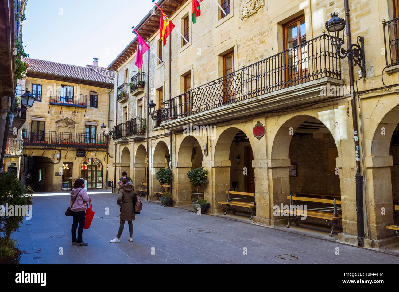 Laguardia, Provinz Álava, Baskenland, Spanien: die Menschen auf der Plaza Mayor mit dem Neuen und dem Alten Rathaus in der historischen Altstadt von Lag Stockfoto