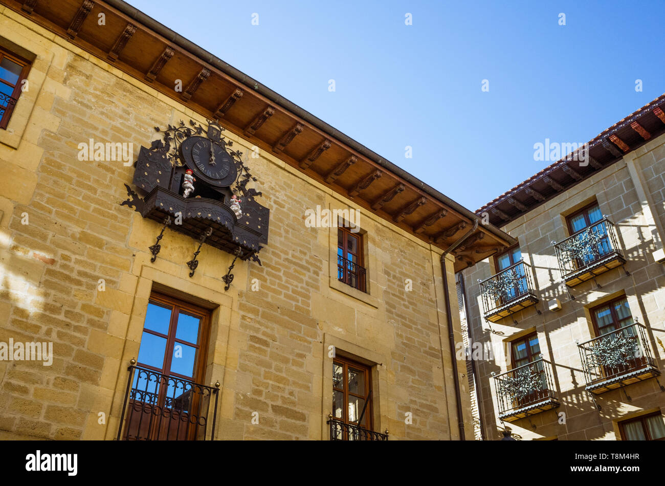 Laguardia, Provinz Álava, Baskenland, Spanien: Läuten clock mit Automaten an der Fassade des Rathauses am Plaza Mayor in der historischen zu Stockfoto