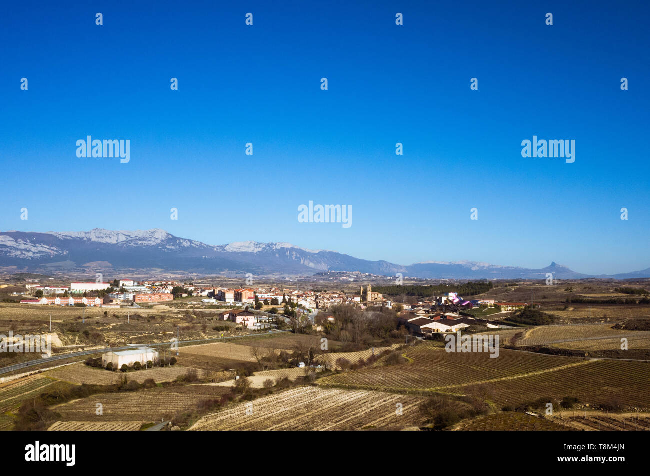 Elciego, Provinz Álava, Baskenland, Spanien: Blick auf Elciego Dorf in der weltberühmten Rioja Wein - Produktion Region. Stockfoto