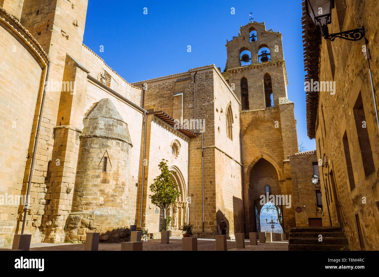 Laguardia, Provinz Álava, Baskenland, Spanien: Kirche San Juan ursprünglich im romanischen Stil erbaut und im gotischen Stil fertiggestellt. Die Glocke gabl Stockfoto