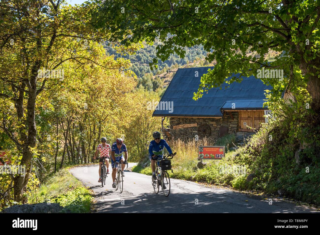 Frankreich, Savoyen, Saint Jean de Maurienne, das größte Fahrrad fahren war in der Welt in einem Umkreis von 50 km um die Stadt angelegt. Aufstieg des Kreuzes des Eisernen Kreuzes, mit dem Club der 100 an der Ausfahrt Saint Sorlin d'Arves Stockfoto