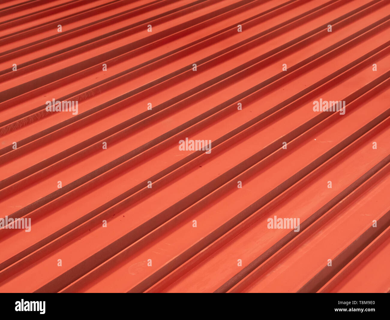 Rot lackiert H-Träger auf dem Boden bilden ein lineares, diagonal. Stockfoto