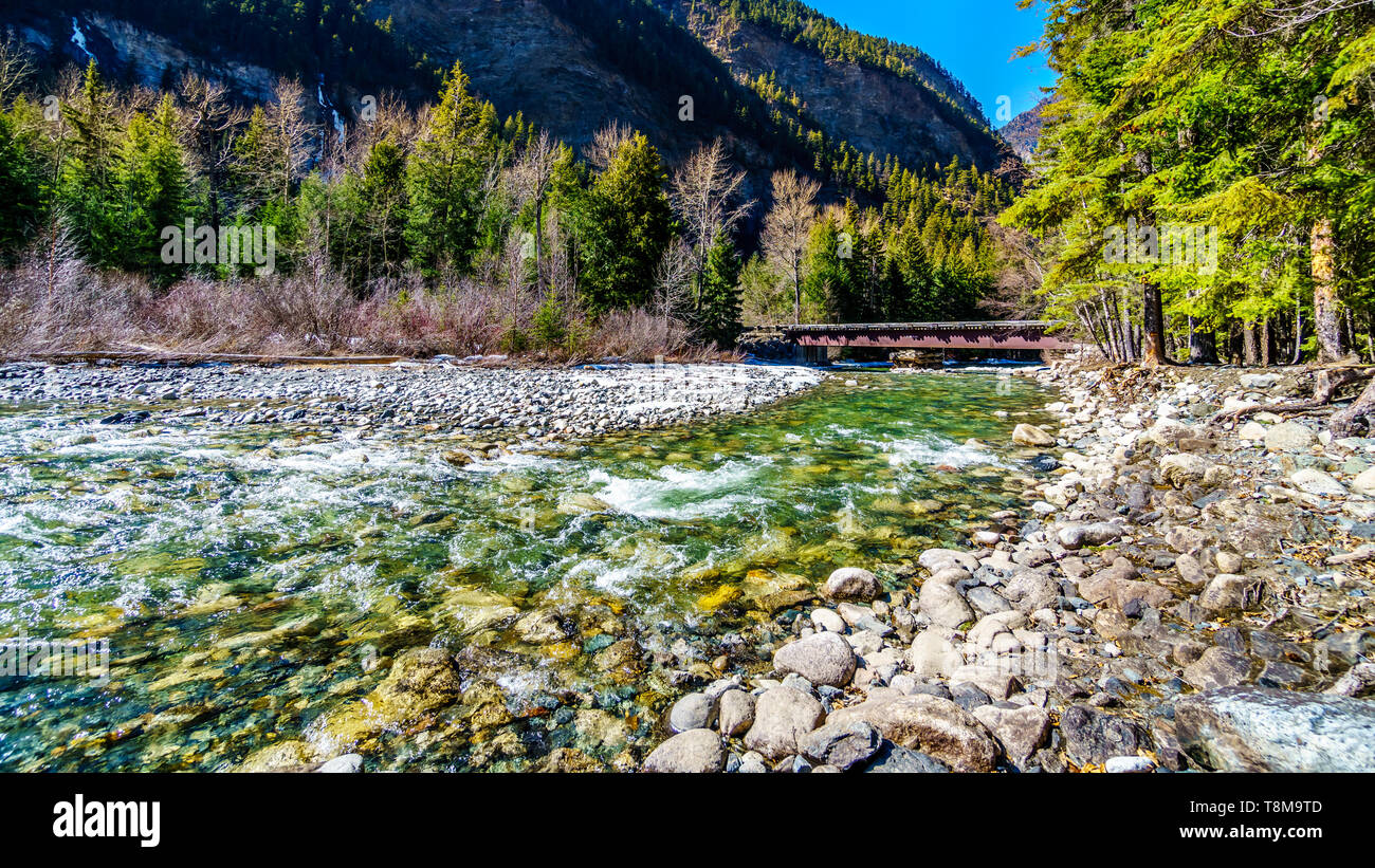 Teilweise gefrorenen Aussprache cayoosh Creek, die in den meisten Fällen läuft neben der Autobahn 99, die duffey Lake Road, zwischen Pemberton und Lillooet im südlichen BC, Kanada Stockfoto