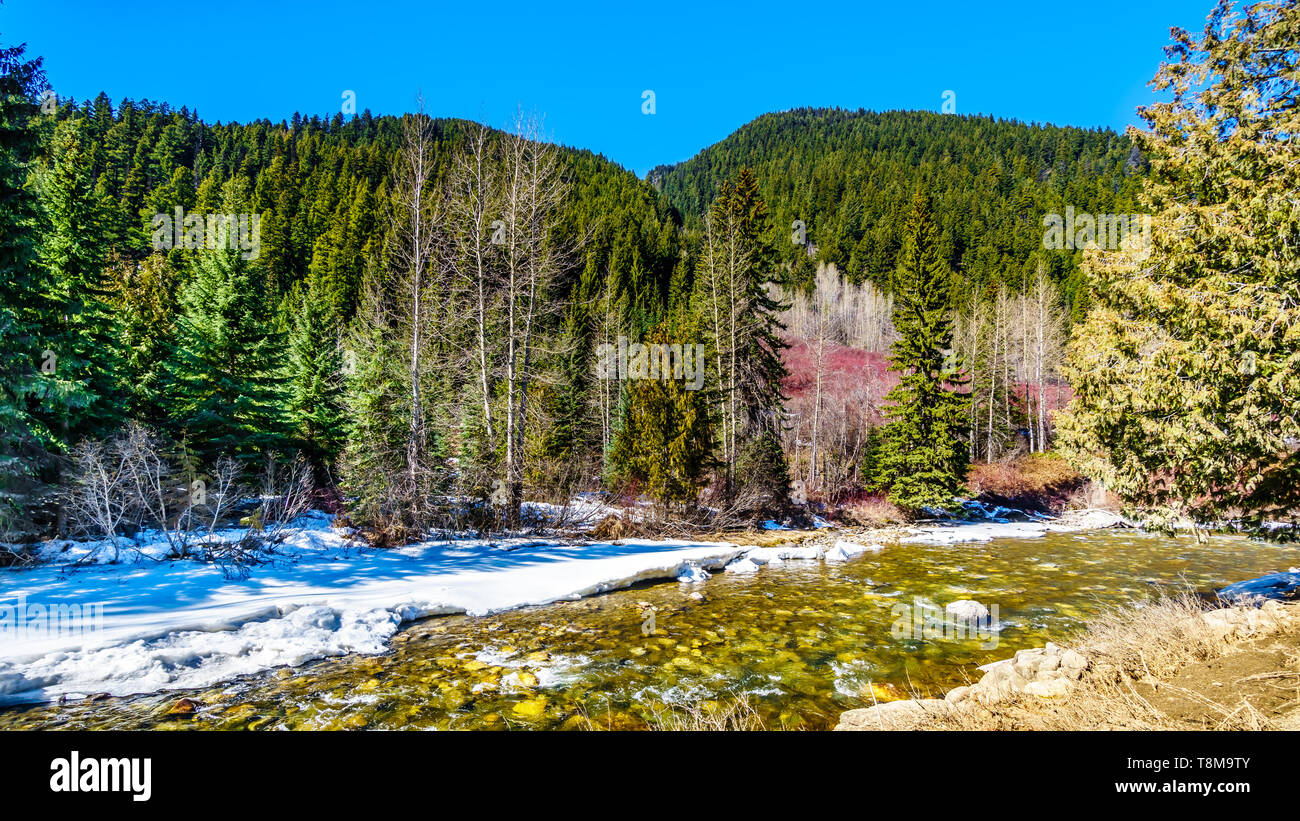 Teilweise Aussprache cayoosh Creek, die in den meisten Fällen läuft neben der Autobahn 99, die duffey Lake Road, zwischen Pemberton und Lillooet im südlichen BC eingefroren Stockfoto