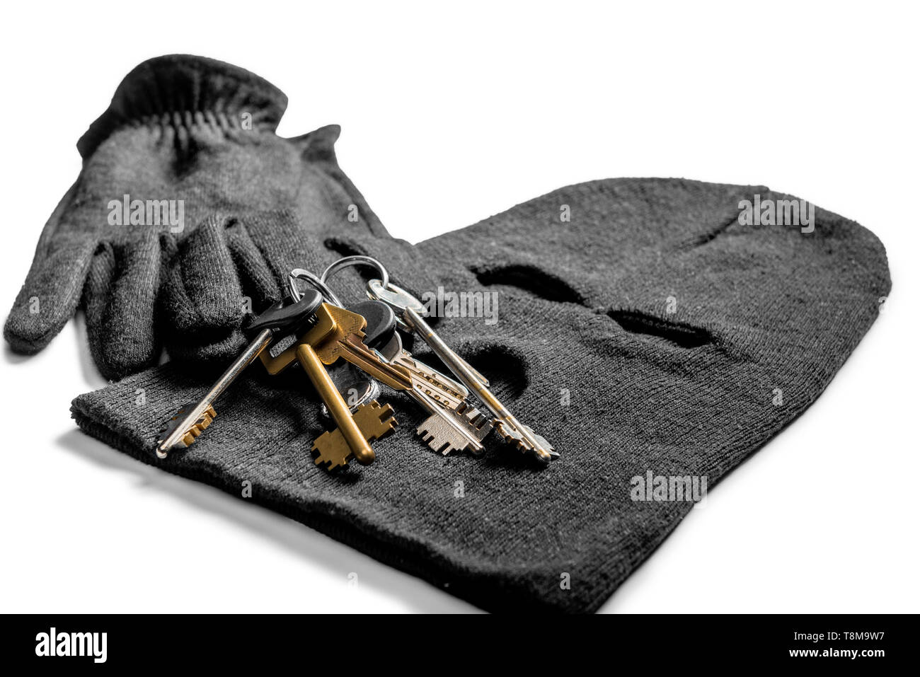 Raub zu Hause Objekte kriminellen Tasten, Sturmhaube und Handschuhe auf weißem Hintergrund Stockfoto